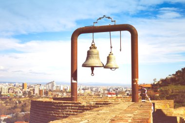 Tiflis, Gürcistan'ın başkenti Narikala kale - antik içinde iki çan yer