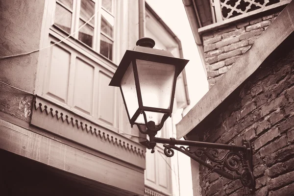 Lámpara de hierro forjado tradicional en la calle de la zona de Kalaubani en el Viejo Tiflis — Foto de Stock