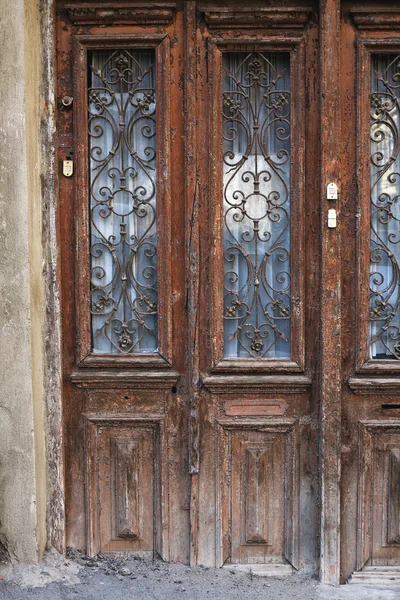 Décoration de porte art nouveau en fer forgé dans la vieille ville de Tbilissi — Photo