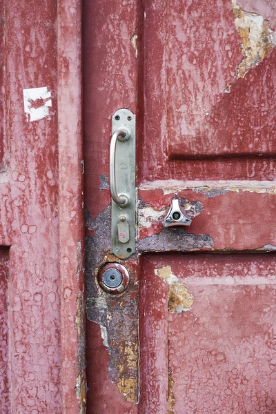 Αρχαία κόκκινη πόρτα λαβή στην Τιφλίδα, γεωργία — Φωτογραφία Αρχείου