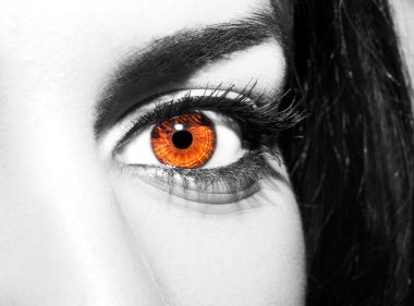 Çok uzun kirpikleri olan kahverengi gözlü bir kadın.