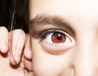 Makroyu kapat genç kızlar kahverengi gözleri portresi.