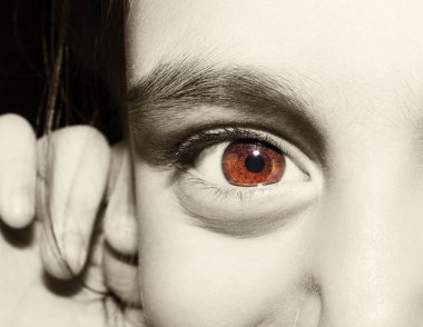 Makroyu kapat genç kızlar kahverengi gözleri portresi.