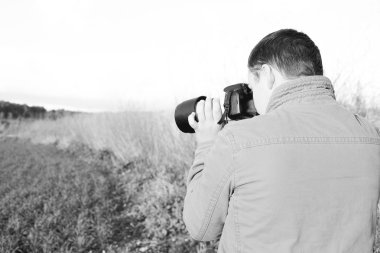 Erkekler güzel manzara fotoğrafını çekin 