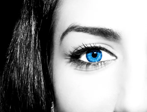 Kobieta niebieski oko z bardzo długie rzęsy — Zdjęcie stockowe