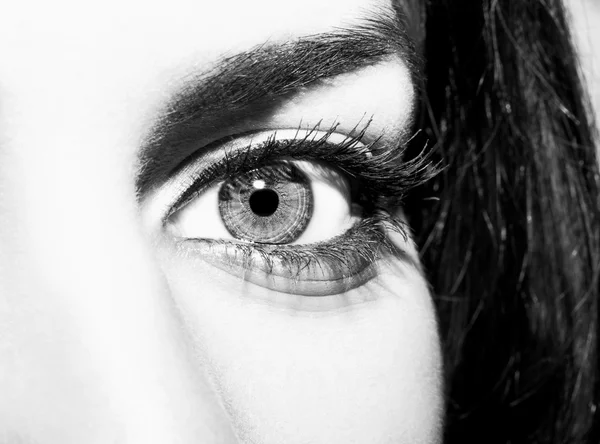 Oko kobiety z niezwykle długimi rzęsami — Zdjęcie stockowe
