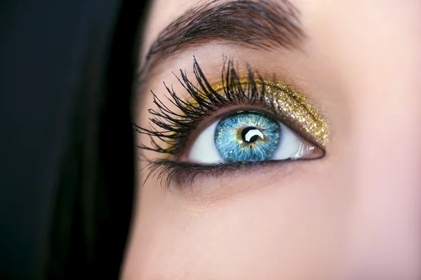Žena krásná detailní pohled modré oči — Stock fotografie