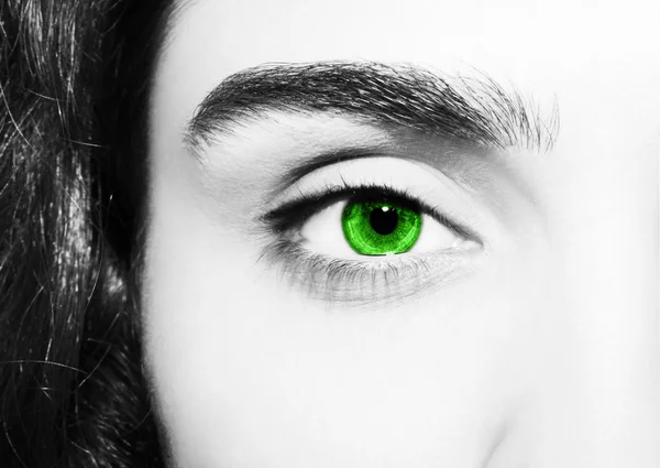 Schön aufschlussreich aussehen grüne Augen — Stockfoto