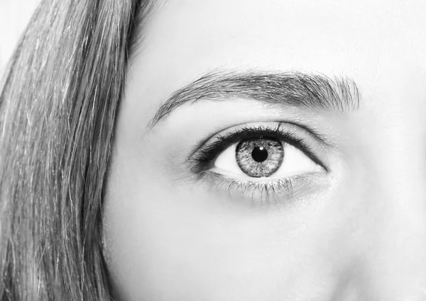 Beautiful insiktsfulla ser kvinnors ögon — Stockfoto