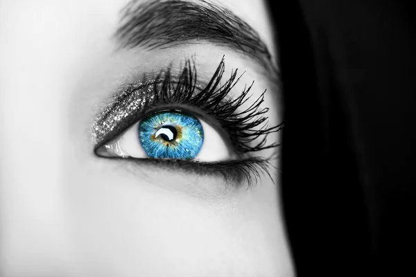 Beau regard perspicace yeux de femme bleue — Photo