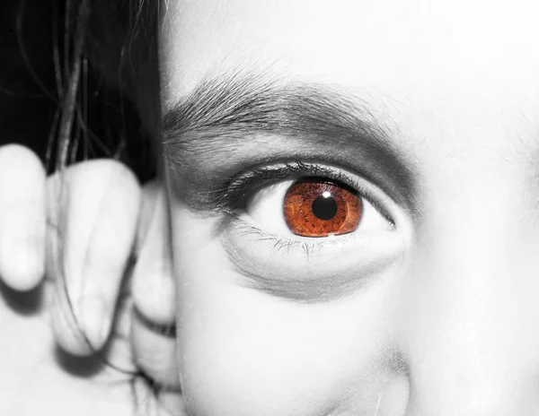 Macro dicht omhoog portret van jonge meisjes bruine ogen. — Stockfoto