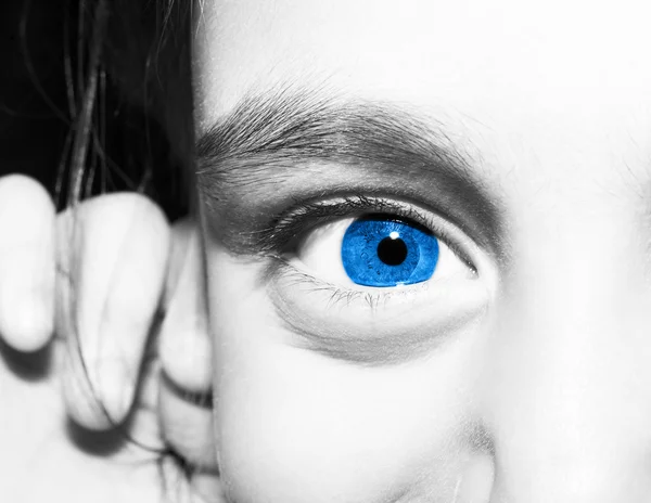 Makro närbild porträtt av unga flickor blå ögon. — Stockfoto