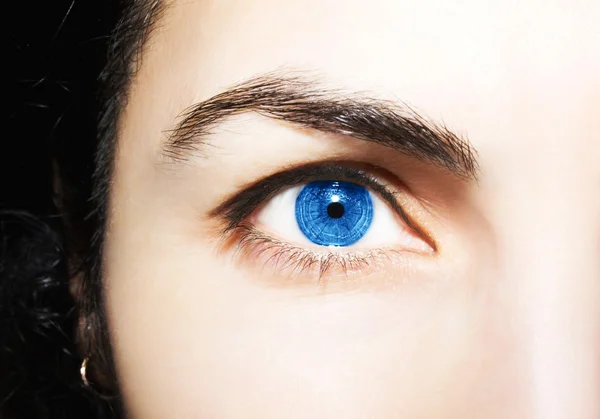 Vackra insiktsfulla titt blå ögon — Stockfoto