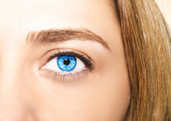 Beautiful inzichtelijke kijken vrouwen ogen — Stockfoto