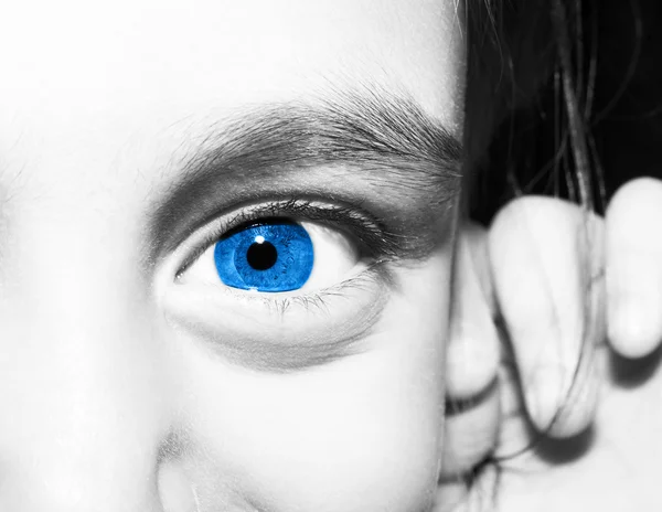 Macro Gros plan portrait de jeunes filles yeux bleus . — Photo