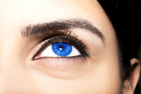 Beau regard perspicace yeux de femme bleue — Photo