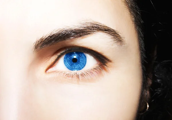 Hermosa mirada perspicaz ojos de mujer azul — Foto de Stock