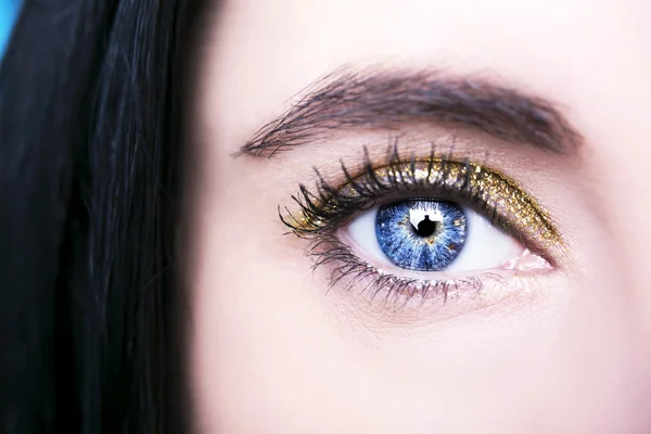 Güzel yorum içeren görünüm mavi kadının gözleri — Stok fotoğraf