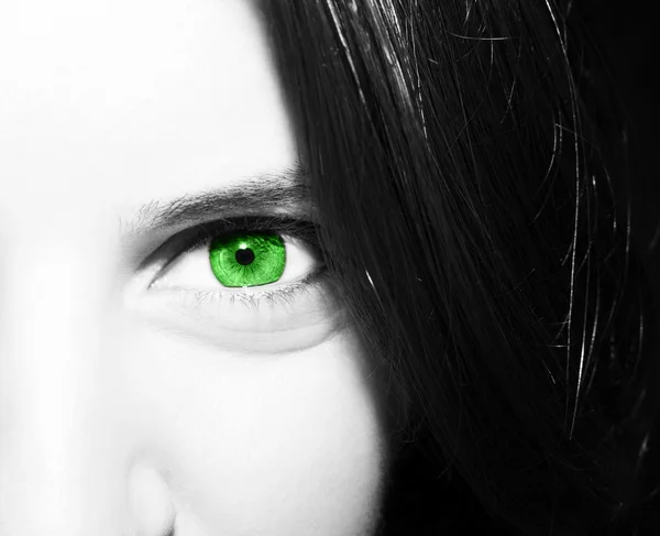 Hermosa mirada perspicaz ojos verdes de las mujeres — Foto de Stock