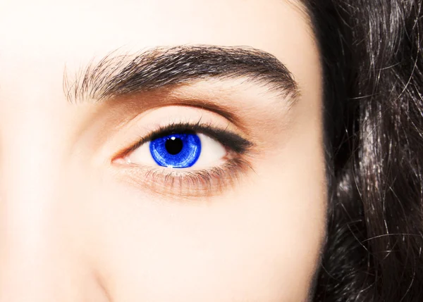 Éleslátó szép kék szeme néz ki — Stock Fotó