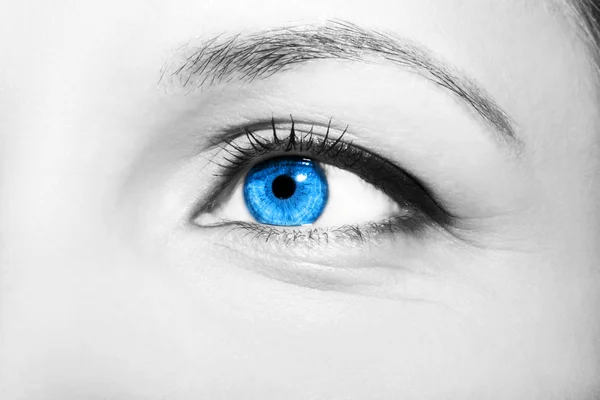 Τα μάτια της γυναίκας όμορφη διορατική ματιά μπλε — Φωτογραφία Αρχείου