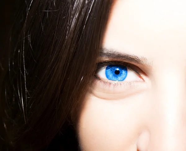 Schöner aufschlussreicher Blick Frauen blaue Augen — Stockfoto