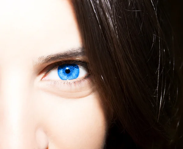 Schöner aufschlussreicher Blick Frauen blaue Augen — Stockfoto