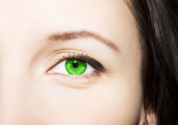 Hermosa mirada perspicaz ojos de mujer verde — Foto de Stock