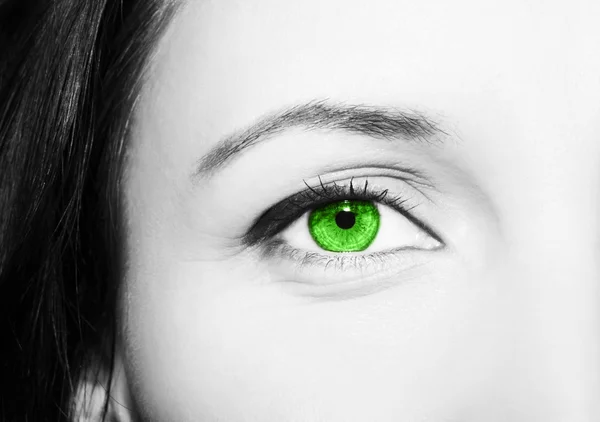 Hermosa mirada perspicaz ojos de mujer verde — Foto de Stock