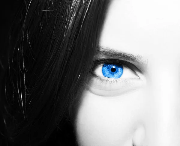 Красивий проникливий вигляд жіночих блакитних очей — стокове фото