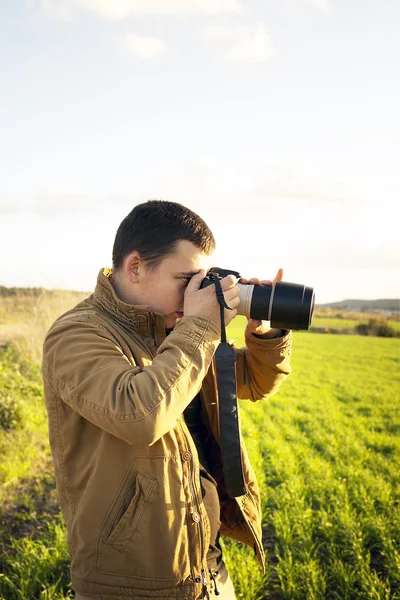 Os homens tiram uma foto da bela paisagem — Fotografia de Stock