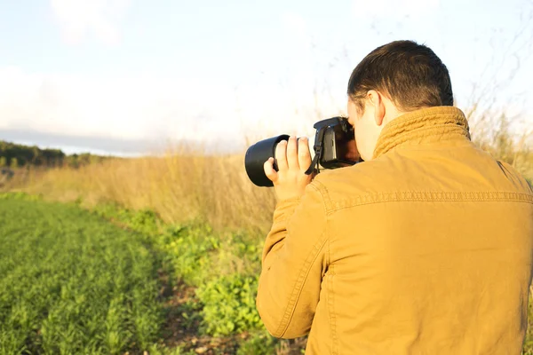 Os homens tiram uma foto da bela paisagem — Fotografia de Stock