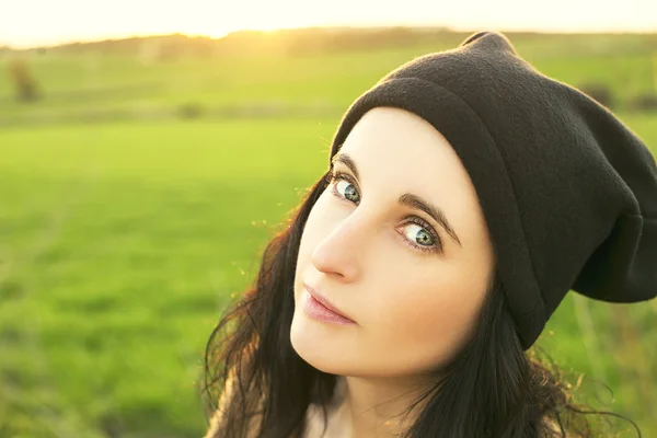 Retrato de joven hermosa mujer hipster deportivo, mirando en la cámara — Foto de Stock