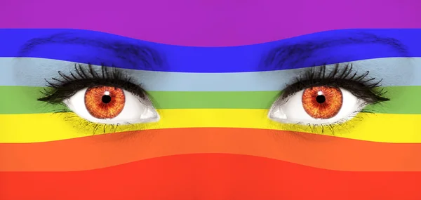 Cierre de ojos. Cara pintada con bandera de arco iris — Foto de Stock