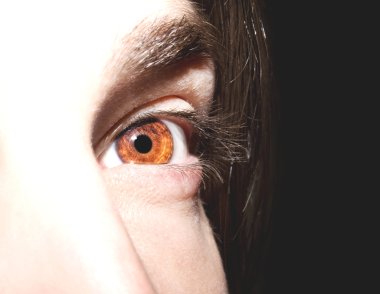 adamın kahverengi göz görüntüsünü kapat.