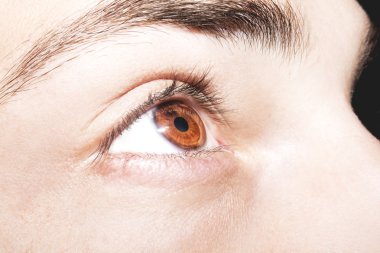 adamın kahverengi göz görüntüsünü kapat