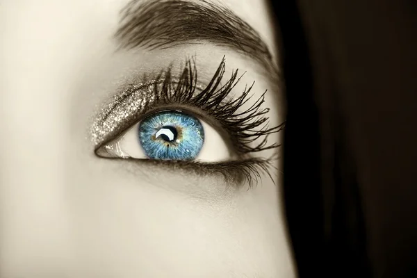 Beautiful insightful look women's vintage eyes — Stock Photo, Image