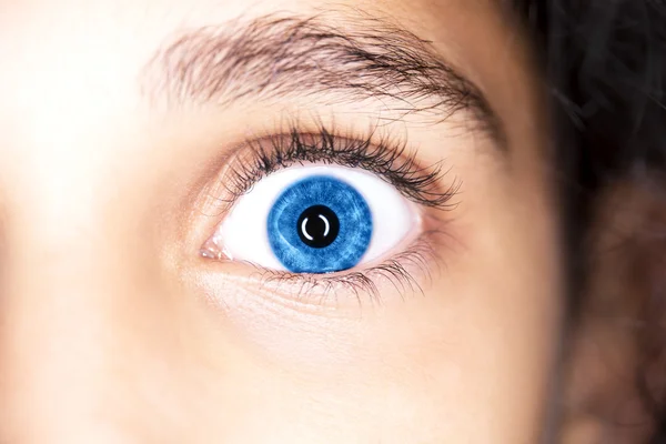 Macro close-up portret van jonge meisjes blauwe ogen. — Stockfoto
