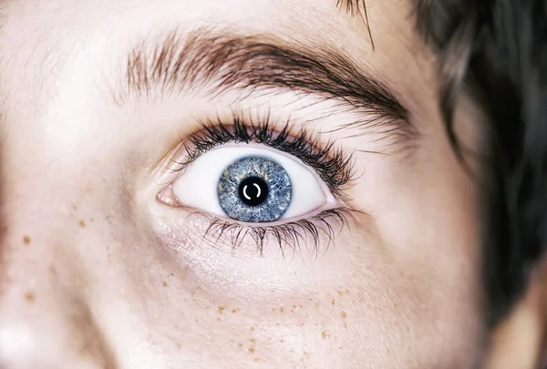 Occhio blu di un bel ragazzo sguardo perspicace — Foto Stock