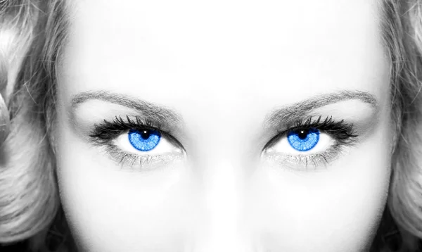 Belo olhar perspicaz olhos de mulher azul — Fotografia de Stock