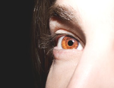 adamın kahverengi göz görüntüsünü kapat.