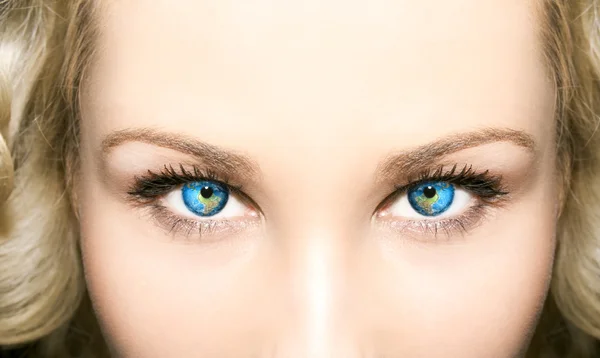 Globe in women's beautiful eyes — Stock Photo, Image