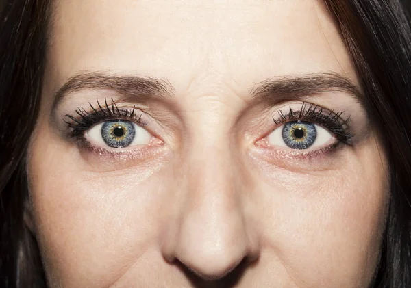 Güzel Anlayışlı Mavi Gözlü Kadın — Stok fotoğraf
