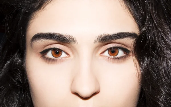 Belo olhar perspicaz olhos de mulher marrom — Fotografia de Stock