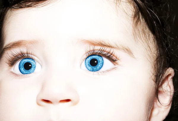 Makro-Nahaufnahme Porträt eines niedlichen kleinen Mädchens mit großen blauen Augen — Stockfoto
