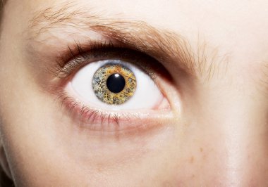 Makroyu kapatın genç kız portresi gözler