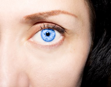 Güzel, anlayışlı, mavi gözlü kadın.