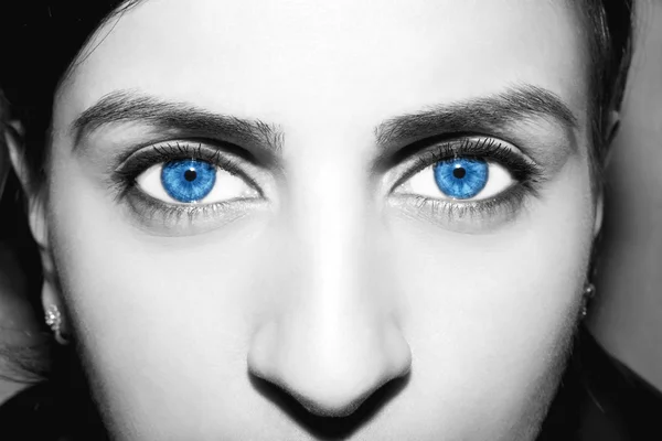 美しい洞察力のある外観青い女性の目 — ストック写真