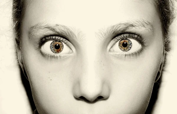 若い女の子の目、ビンテージ スタイルの肖像画を間近マクロ — ストック写真