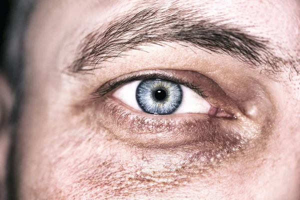 Imagen de un hermoso ojo humano mirada perspicaz — Foto de Stock